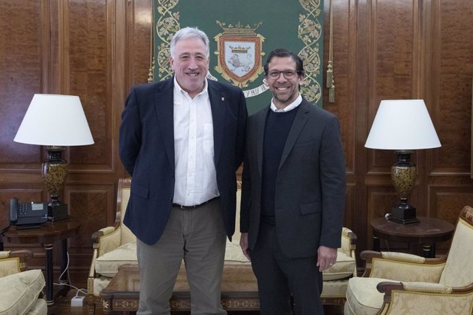 El alcalde de Pamplona, Joseba Asiron, junto al cónsul de Estados Unidos en Madrid, Rafael Andrade