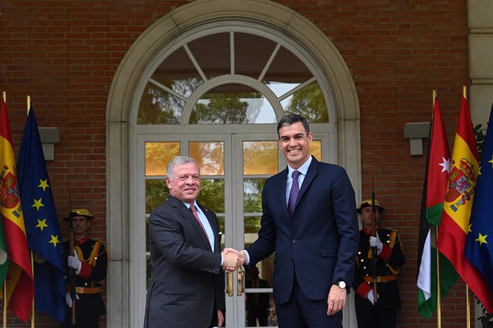 Archivo - El presidente del Gobierno, Pedro Sánchez, junto al rey de Jordania, Abdalá II en La Moncloa en una imagen de archivo.