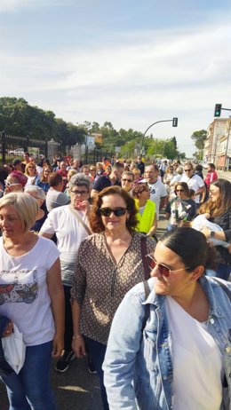 La concejal del PSOE en el Ayuntamiento de Córdoba Isabel Bernal en la manifestación de los vecinos de Cerro Muriano.