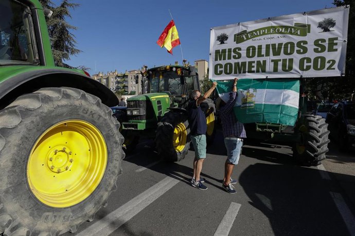 Archivo - Agricultores y ganaderos de la provincia de Granada se manifiestan en sus tractores por las calles de Granada el pasado 29 de junio de 2022