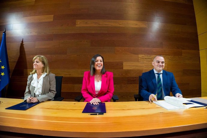 Rúbrica de la escritura de compraventa de los suelos de Polvorines de Fadricas y San Juan Bosco entre la alcaldesa de San Fernando, Patricia Cavada, y la jefa de unidad del INVIED, Nieves Cuesta.