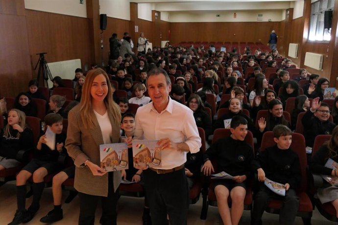 La presidenta del Parlamento, Marta Fernández, junto al escritor Antonio de Benito presenta el cuento 'Aventura en el Parlamento' a escolares de Agustinas de Logroño