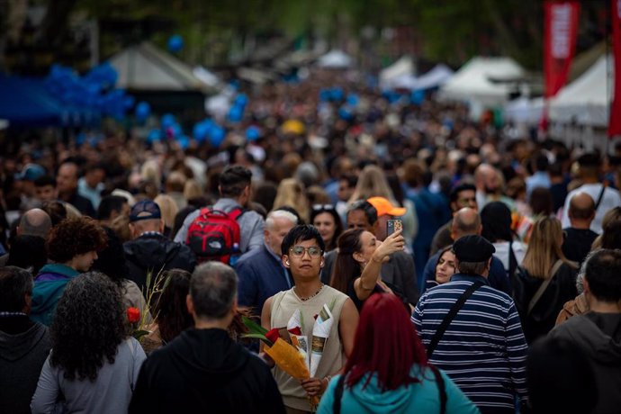 Archivo - Numerosas personas se han acercado a los puestos de libros durante la celebración del Día Internacional del Libro , a 23 de abril de 2023, en Barcelona