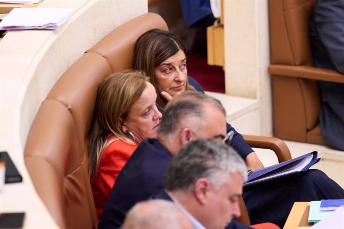 Archivo - Imagen de archivo de la presidenta de Cantabria, María José Sáenz de Buruaga, y consejeros de su Gobierno en el Pleno del Parlamento