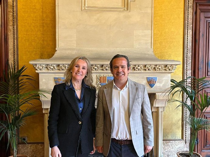 La nueva directora insular de Juventud, Carmen Ripoll, junto con el conseller insular de Presidencia, Antoni Fuster.