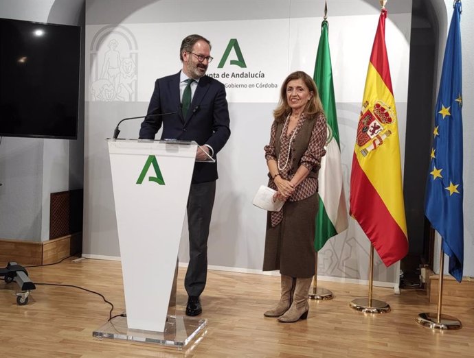 Adolfo Molina y María Jesús Botella, en la Delegación del Gobierno andaluz en Córdoba.