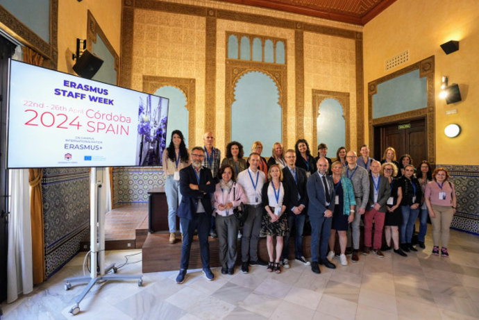 Foto de familia de los participantes en la 'Staff Week'.