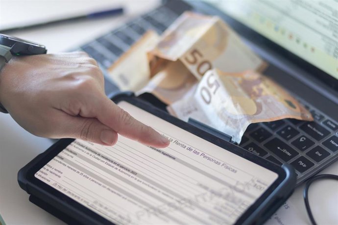 Vista de la declaración de la renta en una tablet, a 3 de abril de 2024, en Madrid (España). La Campaña de la Renta y Patrimonio de 2023 arranca hoy con la presentación de las declaraciones por Internet, pero desde esta semana los contribuyentes pueden ac