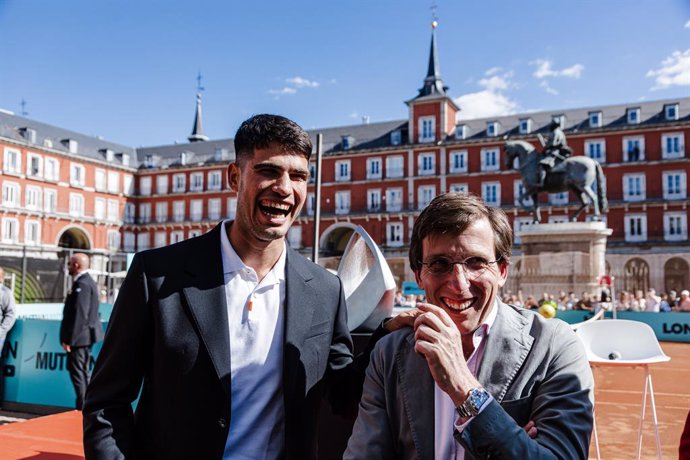 El tenista Carlos Alcaraz (i) y el alcalde de Madrid, José Luis Martínez-Almeida (d), durante la presentación oficial del torneo de tenis Mutua Madrid Open, en la plaza Mayor, a 22 de abril de 2024, en Madrid (España). El torneo de tenis Mutua Madrid Open