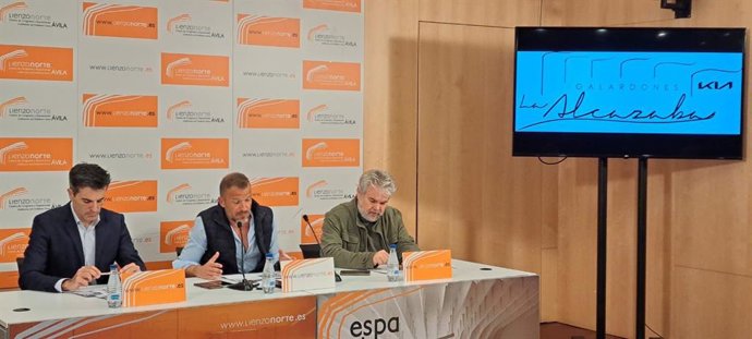 Luis Larrodera (i), José Antonio García y Javier Dapena, durante la presentación de los premios.