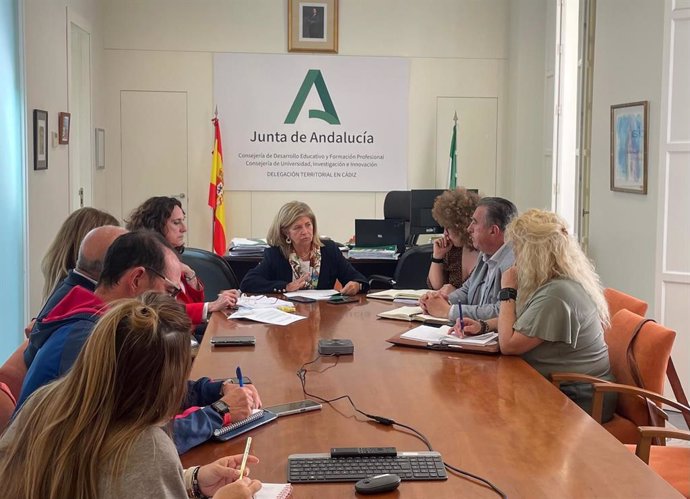 La delegada de Desarrollo Educativo en Cádiz, Isabel Paredes, junto al concejal de Infraestructuras de San Fernando, Javier Navarro, la concejala de Educación, Pepa Pacheco, y representantes de la dirección del CEIP San Ignacio, del AMPA y de la Flampa.