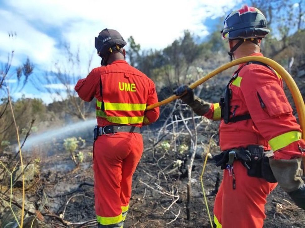 Archivo - Efectivos de la UME en labores de extinción de un incendio, en foto de archivo.