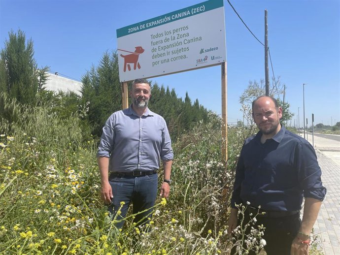 El concejal de Vox en el Ayuntamiento de Córdoba, Rafael Saco (izqda), en la barriada periférica de Villarubia con el coordinador de Vox en la zona, José Ángel Moreno, para advertir del estado de la zona de expansión canina.