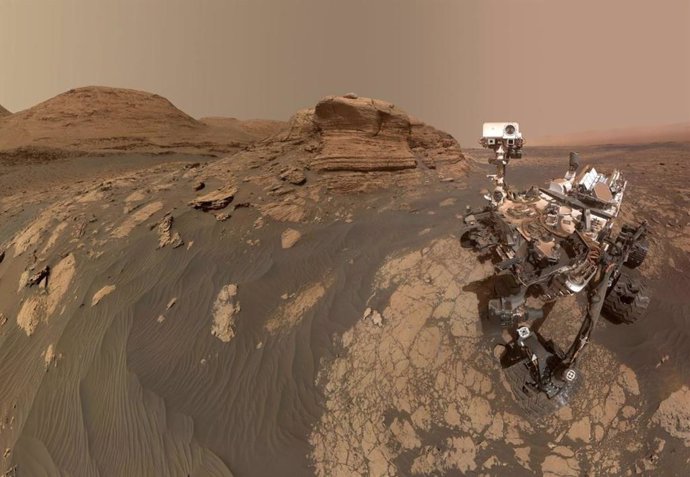 Archivo - El rover Curiosity de la NASA en Marte utilizó dos cámaras diferentes para crear esta selfie frente al Mont Mercou, un afloramiento rocoso de 7 metros de altura