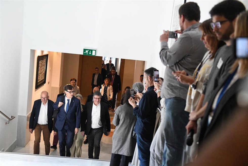 El exministro de Sanidad y líder del PSC, Salvador Illa (c), llega a la Comisión sobre mascarillas en el Congreso de los Diputados, a 22 de abril de 2024, en Madrid (España). 