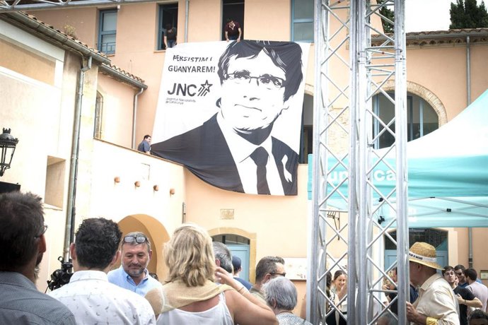 Archivo - Un retrato de Puigdemont  en el mitin central del partido JxCAT en una imagen de archivo
