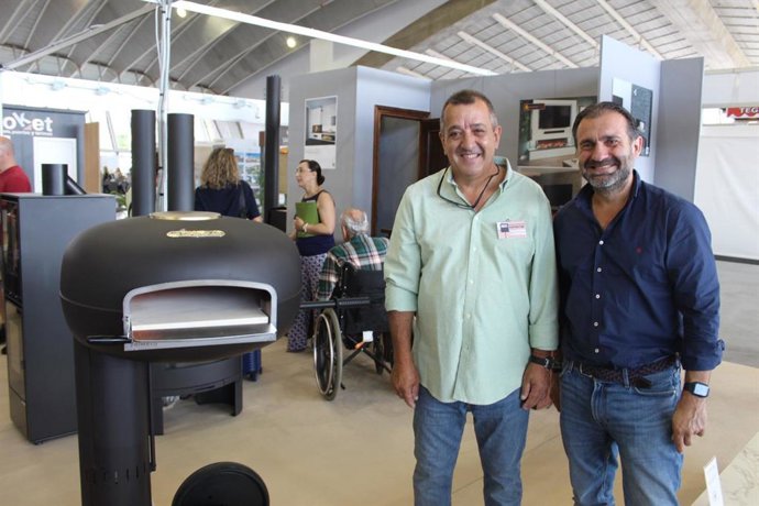 El consejero de Industria del Cabildo de Tenerife, Manuel Fernández (d), en la feria 'Renueva Hogar'