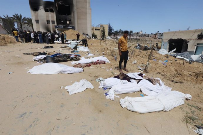 April 21, 2024, Khan Yunis, Gaza Strip, Palestinian Territory: Palestinian health workers unearth bodies buried by Israeli forces in Nasser hospital compound in Khan Yunis in the southern Gaza Strip on April 21, 2024