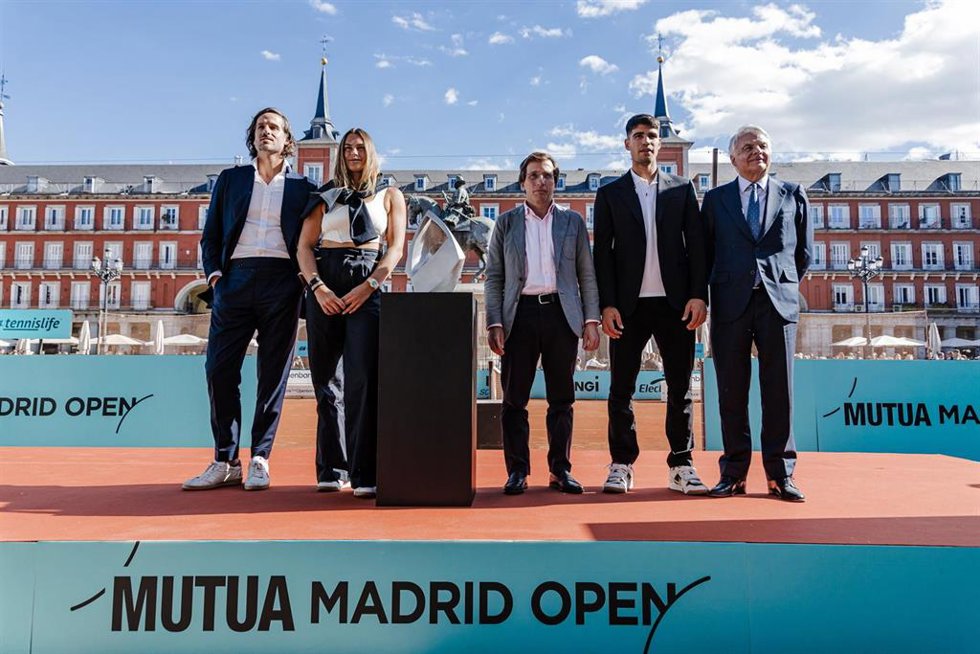 El director del Mutua Madrid Open, Feliciano López; Aryna Sabalenka; el alcalde de Madrid, José Luis Martínez-Almeida; Carlos Alcaraz y el  presidente de Mutua Madrileña, Ignacio Garralda, durante la presentación del torneo en la Plaza Mayor