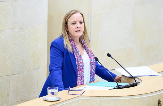 Archivo - Imagen de archivo de la consejera Isabel Urrutia en el Parlamento