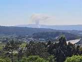 Foto: Activo un incendio forestal en Rois (A Coruña) que supera las 20 hectáreas de superficie afectada