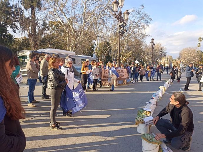 Archivo - Vecinos de Los Pedroches y el Guadiato, con sus garrafas, reclamando agua potable de calidad ante el Palacio de San Telmo, en Sevilla, en una de sus acciones de protesta.