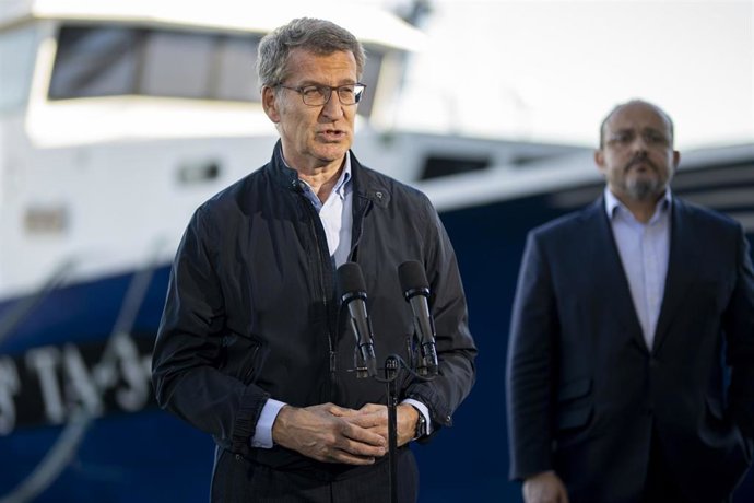 El presidente del PP, Alberto Núñez Feijóo, y el presidente del PP catalán y candidato a la Generalitat catalana, Alejandro Fernández, durante su visita a la Llotja de Tarragona, a 16 de abril de 2024, en Tarragona, Catalunya (España). En su paso por Tarr