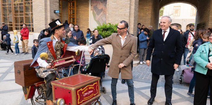 El presidente de Aragón, Jorge Azcon, visita las actividades de los patios del Edificio Pignatelli San Jorge 202