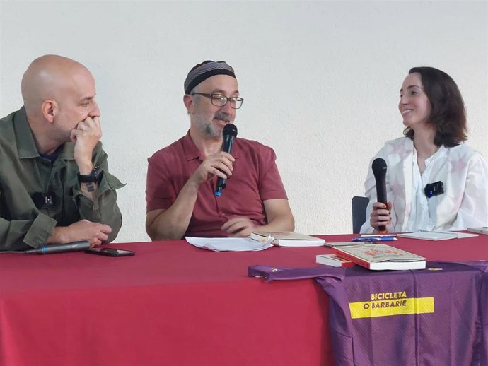 El activista de la bicicleta Carlos Rodríguez presenta en Madrid su libro 'Bicicleta o barbarie'.