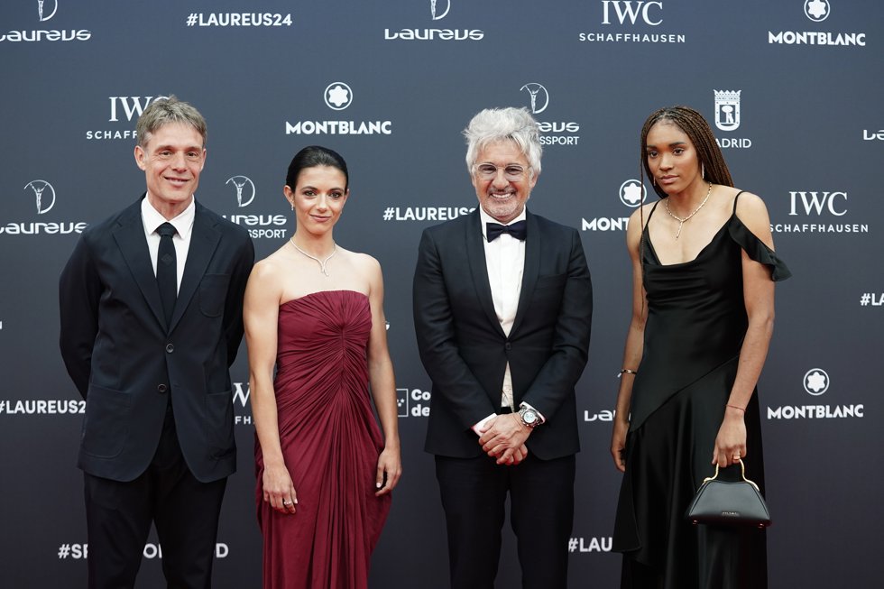 Las futbolistas Salma Paralluelo (1d) y Aitana Bonmatí (2i) posan durante la alfombra roja de la 25 edición de los Premios Laureus 2024, en la Galería de Cristal, a 22 de abril de 2024, en Madrid (España).