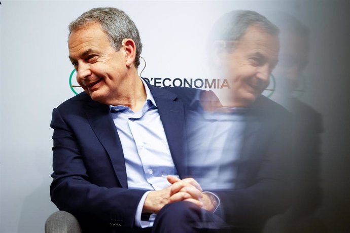 El expresidente del Gobierno José Luis Rodríguez Zapatero presenta su libro 'Crónica de la España que dialoga', en el Cercle d'Economia, a 22 de abril de 2024, en Barcelona, Catalunya (España). 