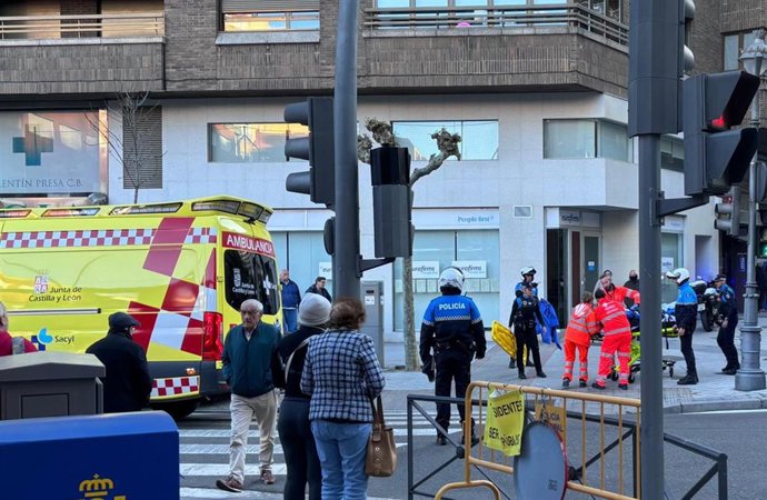 Policía Municipal y sanitarios de Sacyl atienden al varón herido en un atropello en la calle Dos de Mayo con calle General Ruiz, en Valladolid.