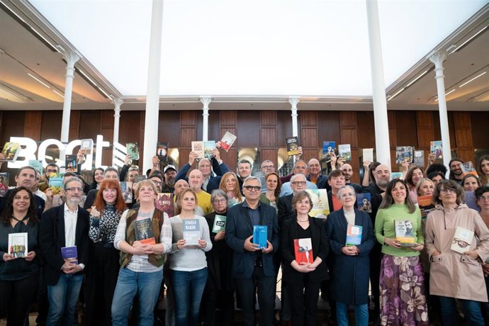 Una cincuenta de escritores premiados el último año se reúnen en la víspera de Sant Jordi en 'La fotografía de Sant Jordi de 3Cat'