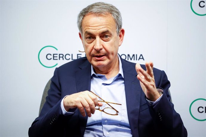 El expresidente del Gobierno José Luis Rodríguez Zapatero presenta su libro 'Crónica de la España que dialoga', en el Cercle d'Economia, a 22 de abril de 2024, en Barcelona, Catalunya (España). 