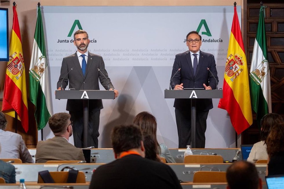 Archivo - El consejero de Sostenibilidad, Medio Ambiente y Economía Azul de la Junta de Andalucía y portavoz del gobierno, Ramón Fernández-Pacheco (i) y el consejero de Universidad, Investigación e Innovación, José Carlos Gómez Villamandos, en una rued
