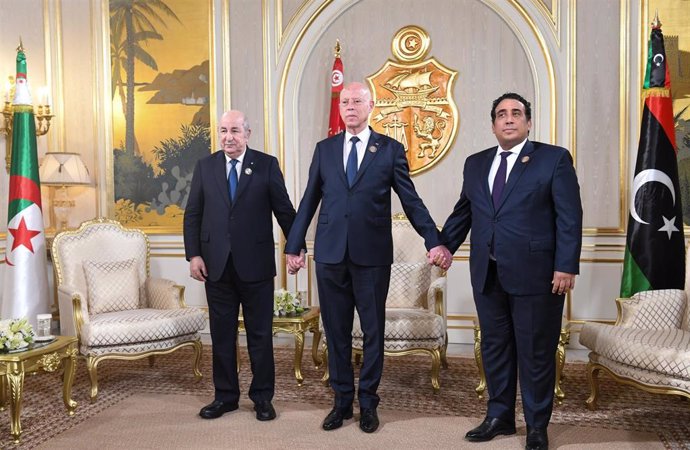 El presidente de Argelia, Abdelyamid Tebune (izquierda), el presidente de Túnez, Kais Saied (centro), y el presidente del Consejo Presidencial de Libia, Mohamed Menfi (derecha)