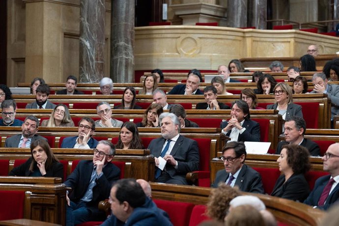 Archivo - El presidente de Junts en el Parlament, Albert Batet (c), durante una sesión de control al Govern, en el Parlament, a 6 de marzo de 2024, en Barcelona, Catalunya (España)