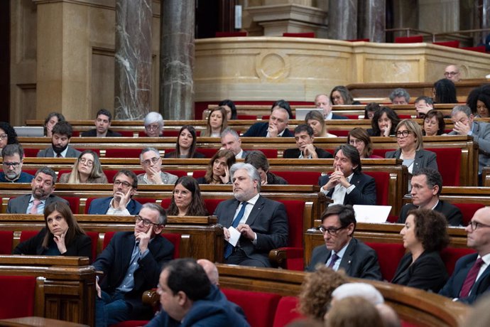 Archivo - El president de Junts en el Parlament, Albert Batet (c), durant una sessió de control al Govern, en el Parlament, a 6 de març de 2024, a Barcelona, Catalunya (Espanya)