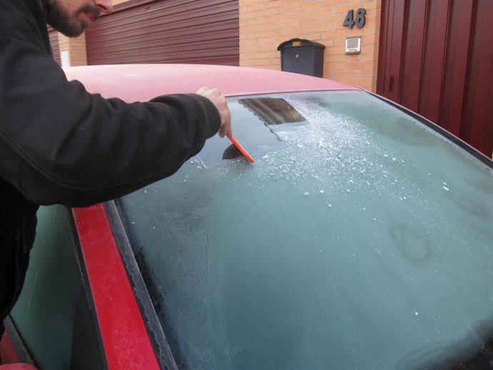 Archivo - Coche helado, frío.