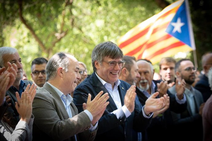 El secretario general de Junts per Catalunya, Jordi Turull (i), y el expresidente de la Generalitat y candidato de Junts a las elecciones catalanas, Carles Puigdemont (d), durante un acto de campaña de Junts
