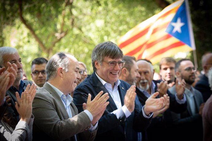El secretario general de Junts per Catalunya, Jordi Turull (i), y el expresidente de la Generalitat y candidato de Junts a las elecciones catalanas, Carles Puigdemont (d), durante un acto de campaña de Junts, en el Théâtre de Verdure, a 20 de abril de 202