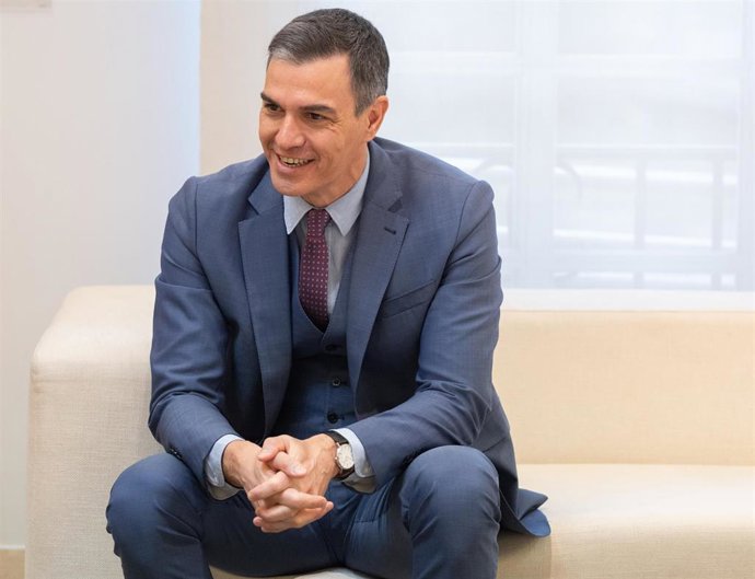 El presidente del Gobierno, Pedro Sánchez, durante su encuentro con el expresidente de la República de Costa Rica Carlos Alvarado, en el Complejo de la Moncloa, a 1 de abril de 2024, en Madrid (España). Carlos Alvarado fue presidente de la República de 