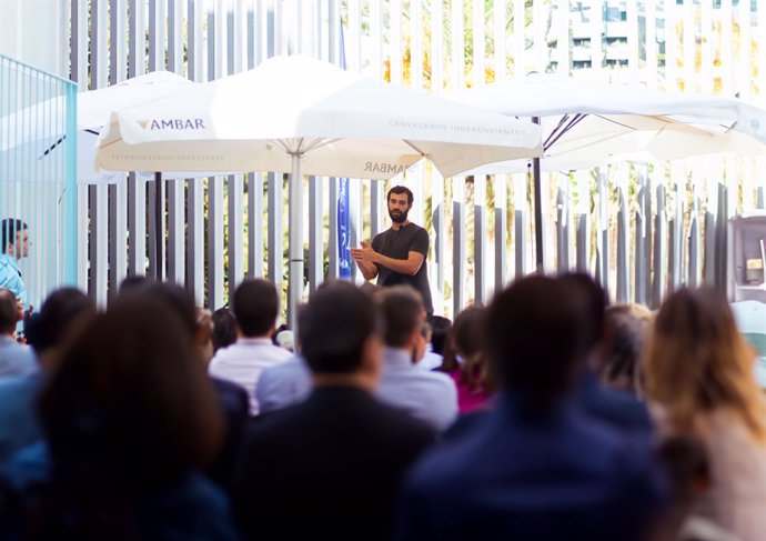 Dando una charla sobre Alicante