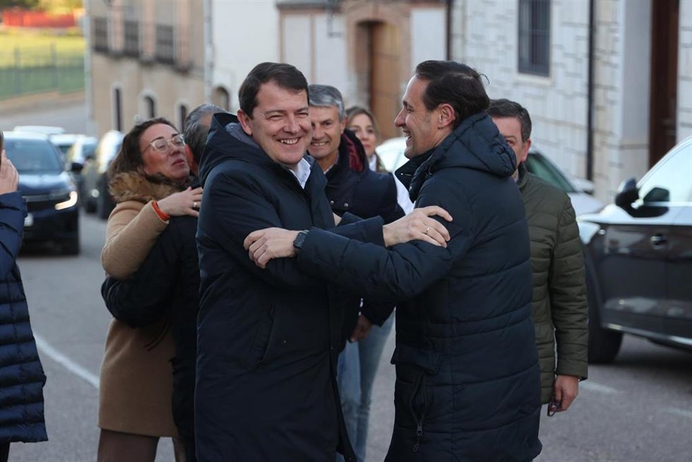 Alfonso Fernández Mañueco saluda al presidente de la Diputaicón de Valladolid, Conrado Íscar.