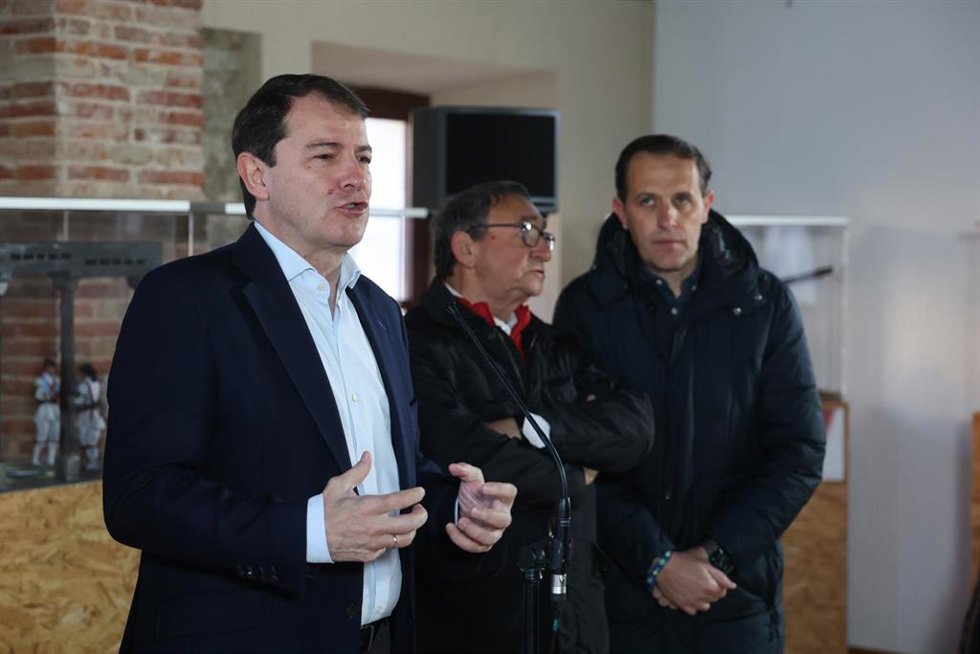 El presidente de la Junta de Castilla y León, Alfonso Fernández Mañueco, interviene ante los medios de comunicación en el Ayuntamiento de Villalar de los Comuneros.