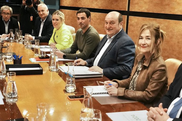 El presidente del PNV, Andoni Ortuzar (2d) , durante una reunión del Euzkadi Buru Batzar del PNV.