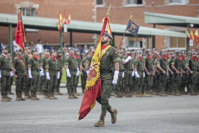 Archivo - Militares desfilan durante una parada militar en el Acuartelamiento ‘Cabo Noval’  a 7 de junio de 203, en Siero, Asturias (España). 