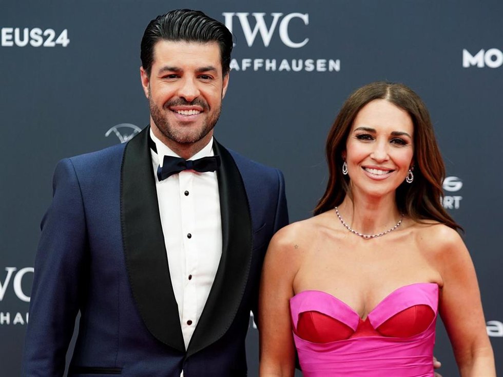 El exfutbolista Miguel Torres y la actriz Paula Echevarría posan durante la alfombra roja de la 25 edición de los Premios Laureus 2024