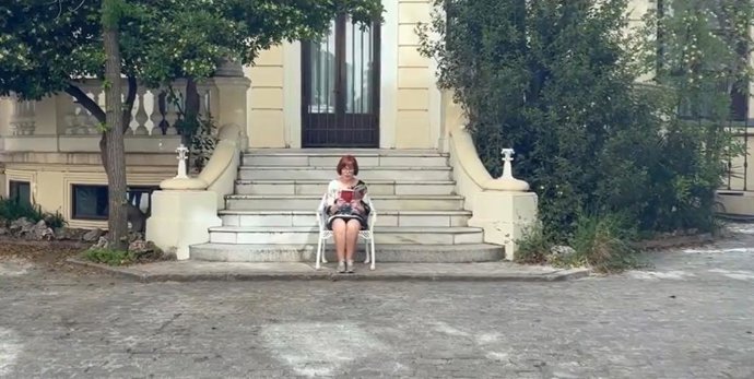 Una empleada de la Delegación del Gobierno en Madrid participa en la lectura de Pilar Adón con motivo del Día del Libro.