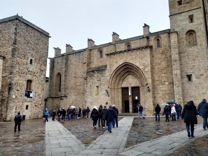 Archivo - Turistas en la parte antigua de Cáceres